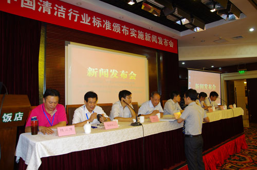 主持人上台征询意见