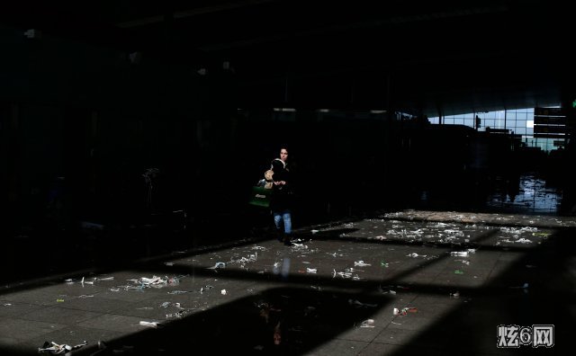 巴塞罗那机场是西班牙第二大国际机场。当地媒体指出,这一切残局事后都还是要工人们自己收拾。