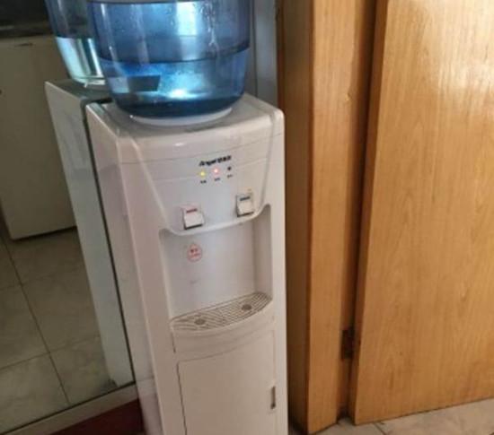 饮水机长期不清洗 你喝的水可能比马桶里还脏?